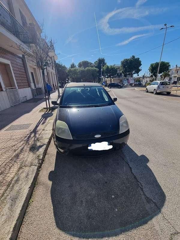 Usata Ford Fiesta Ambiente 75 CV (55 kW) 2004 Utilitaria