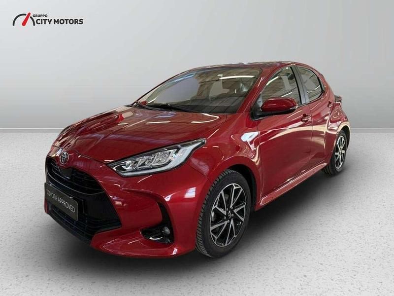 Rosso Usata 2022 Toyota Yaris Trend Tre volumi | 13.900 € (Buon prezzo) - Immagine 1/3