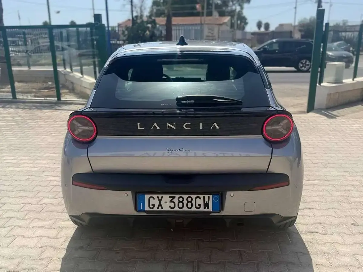 Usata Lancia Ypsilon 101 CV (74 kW) 2024 Grigio Utilitaria