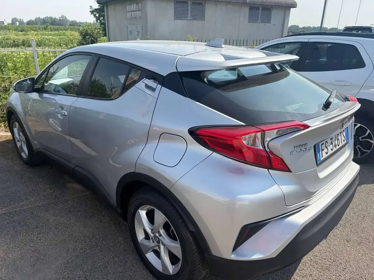 Usata Toyota C-HR 98 CV (72 kW) 2018 Argento SUV