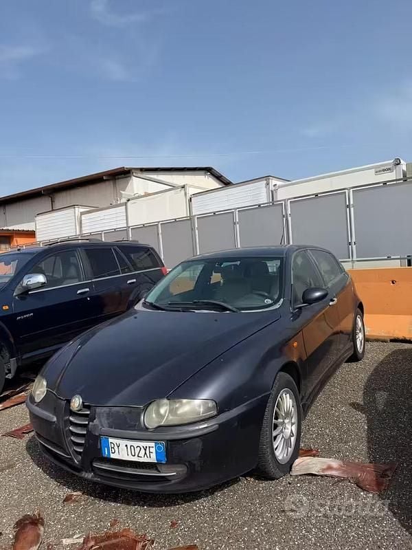 Usado Alfa Romeo 147 116 CV (85 kW) 2002 Negro Utilitario
