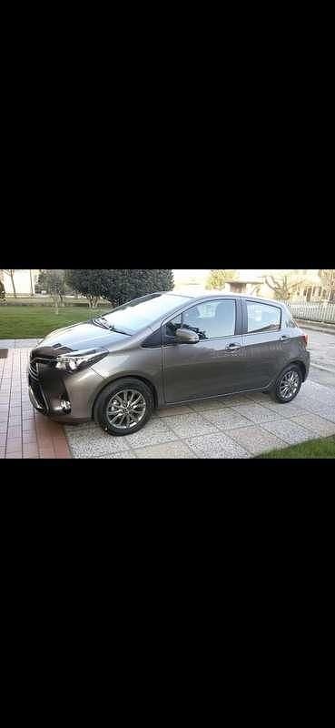 Usata 2017 Toyota Yaris Lounge Tre volumi | 10.000 € (Buon prezzo) - Immagine 1/4
