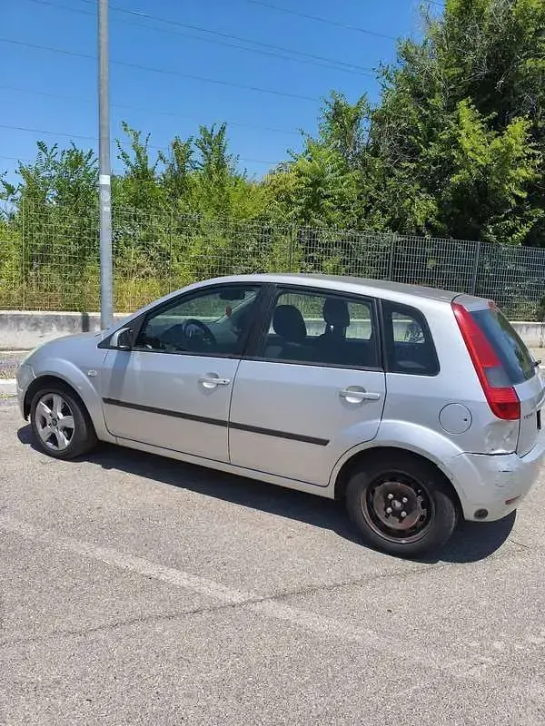 Usata Ford Fiesta Ghia 75 CV (55 kW) 2005 Grigio Utilitaria