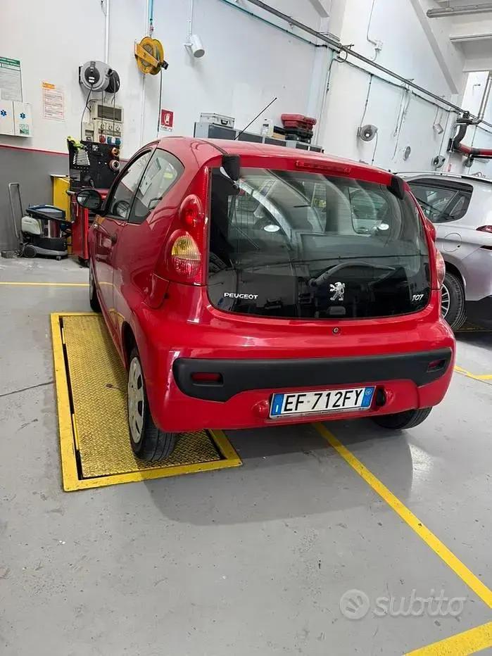 Usata Peugeot 107 68 CV (50 kW) 2010 Rosso Utilitaria
