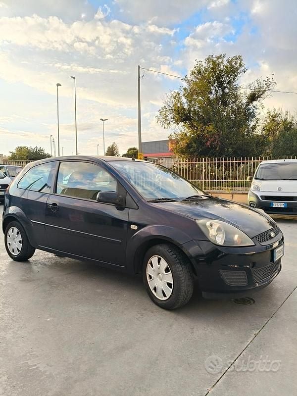 Usata Ford Fiesta Ghia 68 CV (50 kW) 2007 Blu Berlina