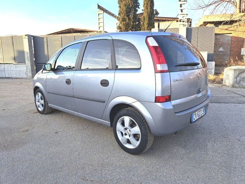 Usato 2005 Opel Meriva 1.6 Benzin 101 CV (3.200 €)