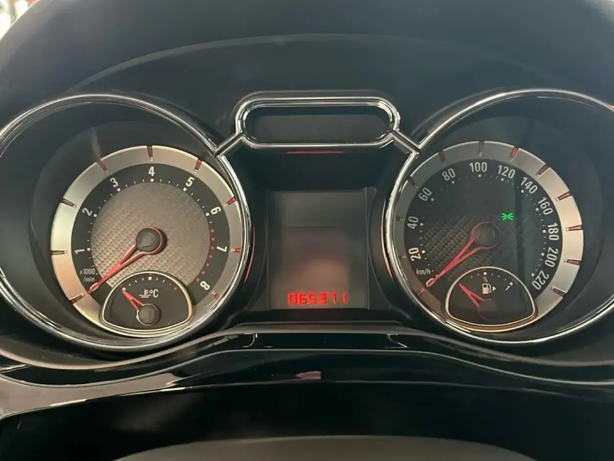 Usata Opel Adam Rocks Rocks 70 CV (51 kW) 2018 Bianco Utilitaria