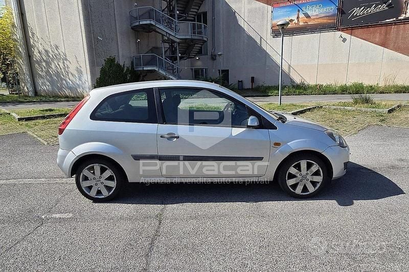 Usado Ford Fiesta Ghia 68 HP (50 kW) 2006 Cinzento Citadino