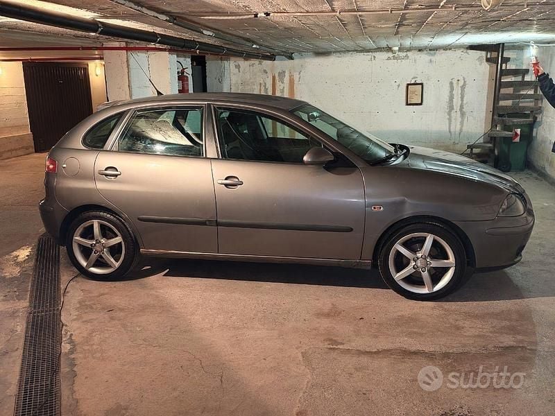 Usata Seat Ibiza Sport 101 CV (74 kW) 2005 Grigio Berlina