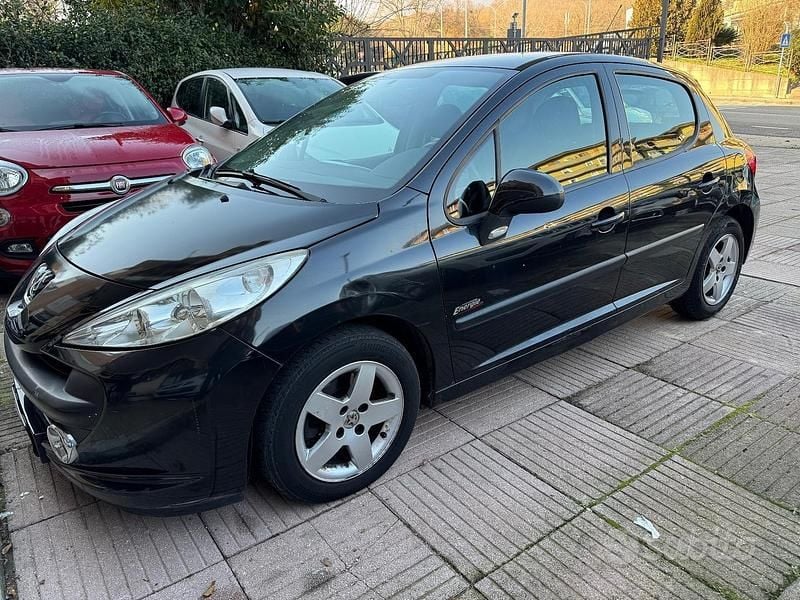 Nero Usata 2008 Peugeot 207 Tre volumi | 1390 € (Ottimo prezzo) - Immagine 1/4