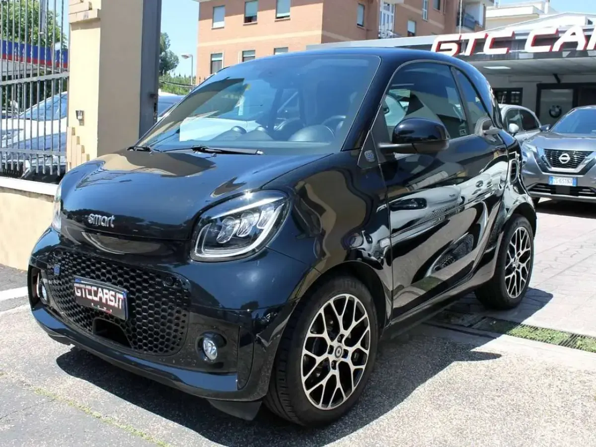 Usata Smart ForTwo Coupé Prime 41 kW (56 CV) 2021 Body panels black Utilitaria