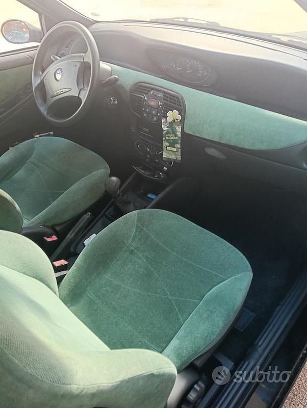 Begagnad Lancia Ypsilon 86 HK (63 kW) 2001 Svart Halvkombi