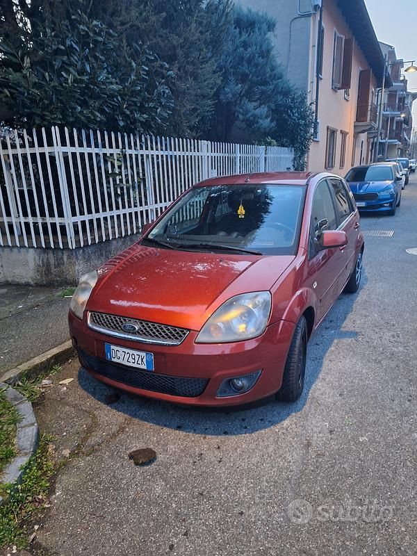 Usata Ford Fiesta 96 CV (70 kW) 2009 Rosso Utilitaria