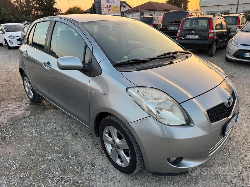Usata Toyota Yaris Sol 90 CV (66 kW) 2007 Grigio Berlina