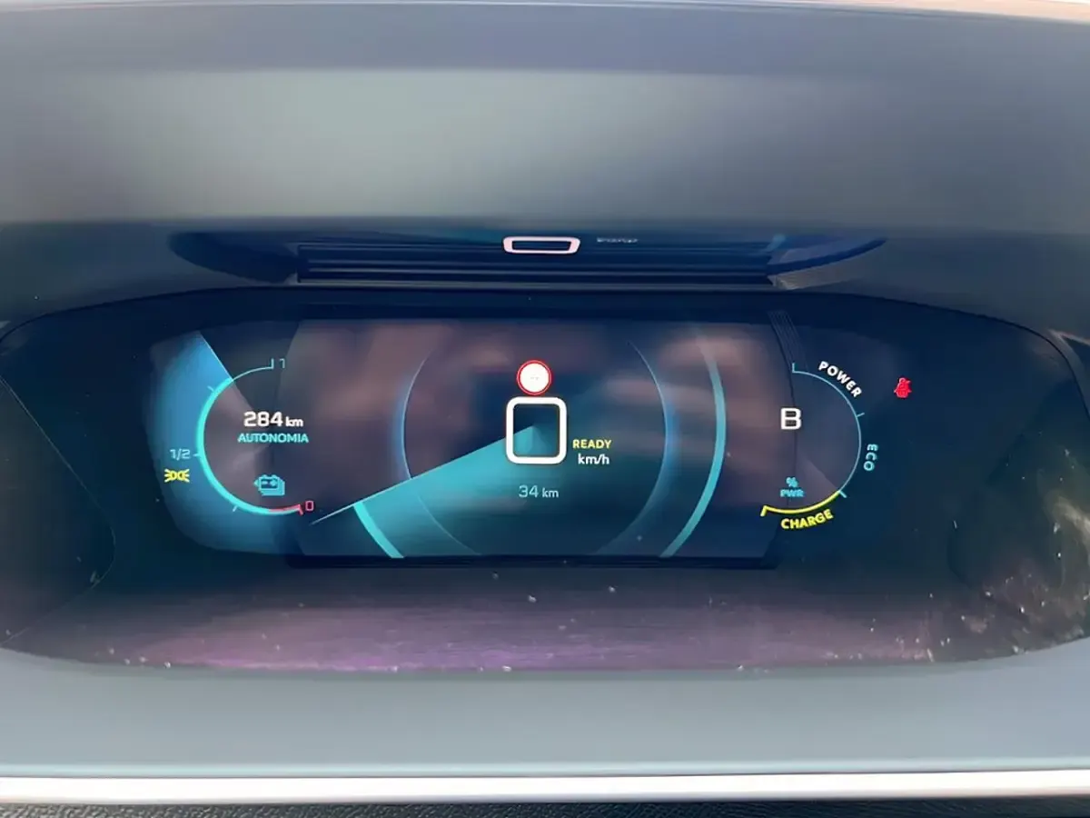 Usata Peugeot e-208 Allure 100 kW (136 CV) 2023 Nero Utilitaria