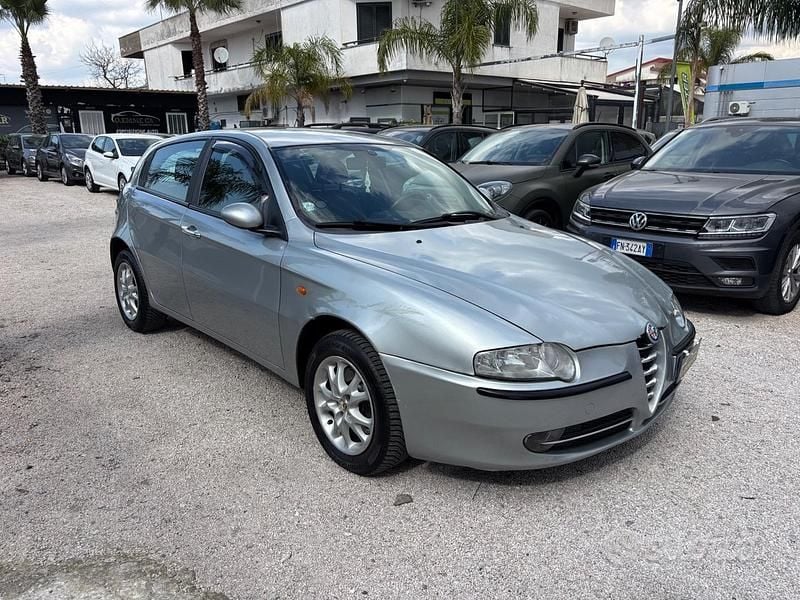 Usata Alfa Romeo 147 Distinctive 116 CV (85 kW) 2004 Grigio Utilitaria