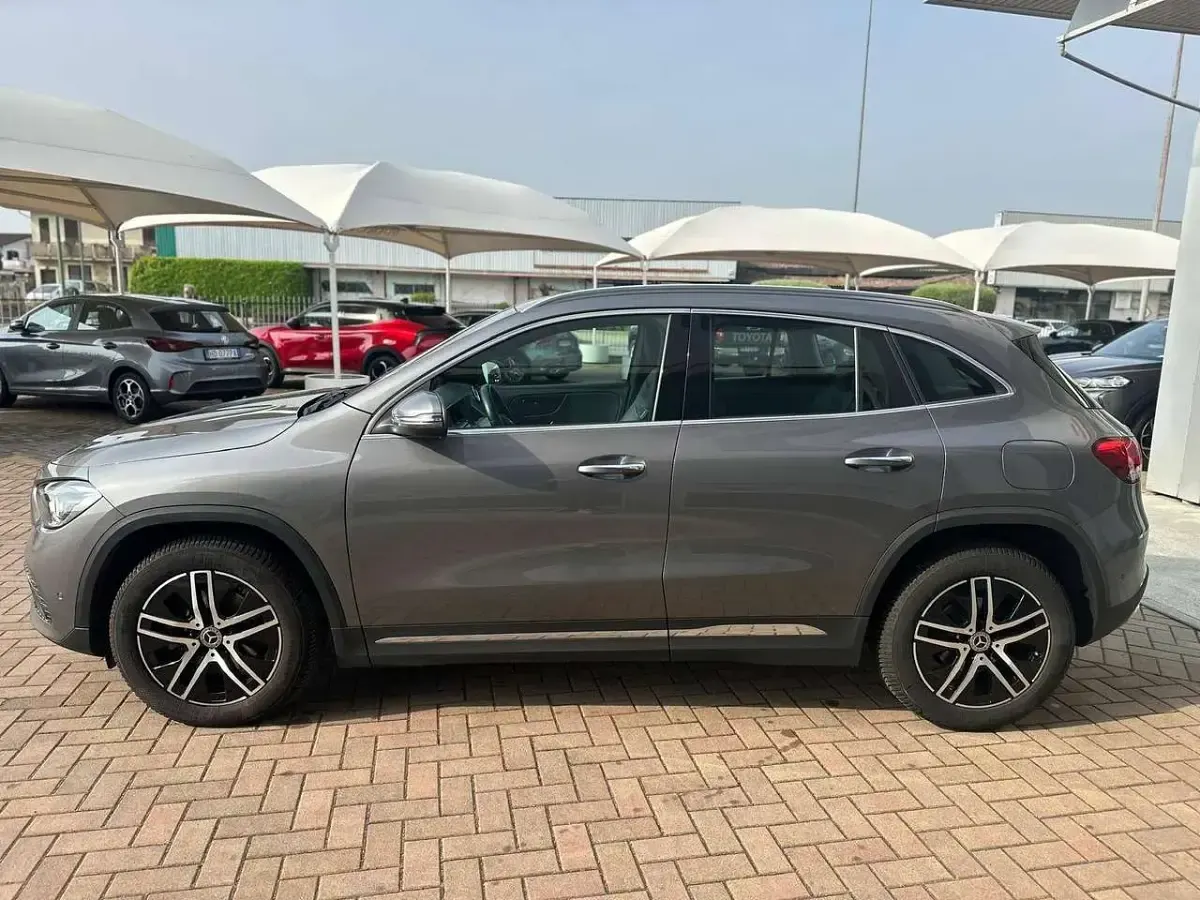Käytetty Mercedes GLA200 150 HP (110 kW) 2021 Harmaa Katumaasturi