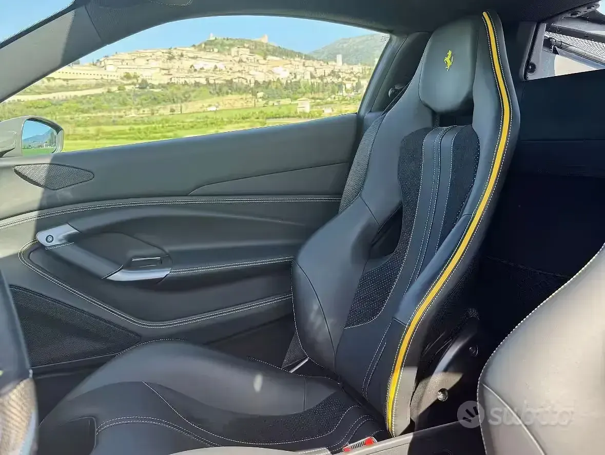 Usata Ferrari F8 721 CV (530 kW) 2022 Grigio Coupé
