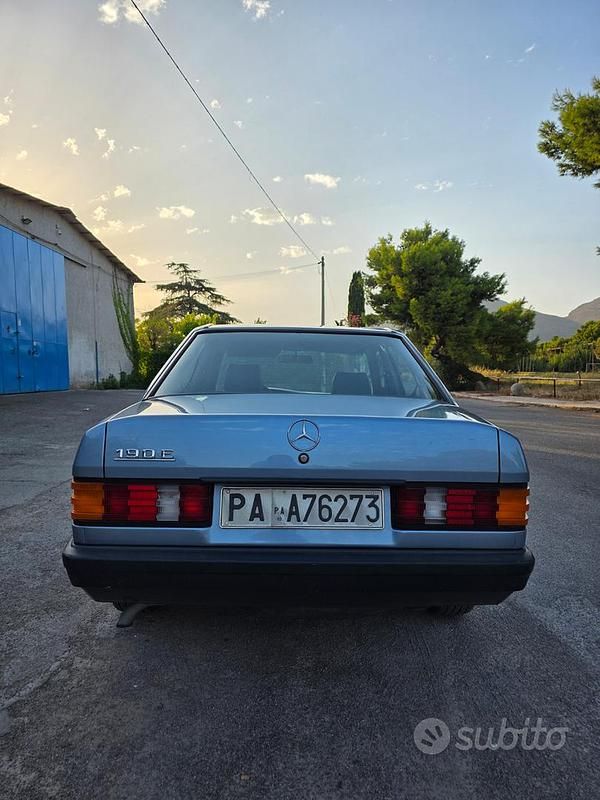 Usata Mercedes 190 122 CV (89 kW) 1987 Blu Berlina