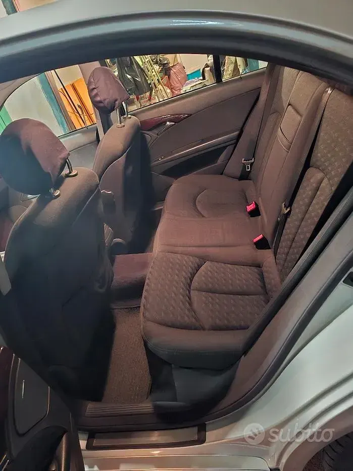 Usata Mercedes E220 150 CV (110 kW) 2003 Grigio Berlina
