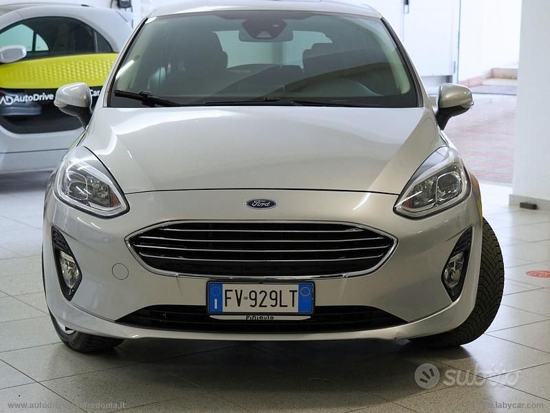 Grigio Usata 2019 Ford Fiesta Titanium Due volumi | 10.900 € (Buon prezzo) - Immagine 1/4