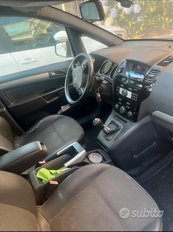 Usata Opel Zafira 2012 Grigio Monovolume