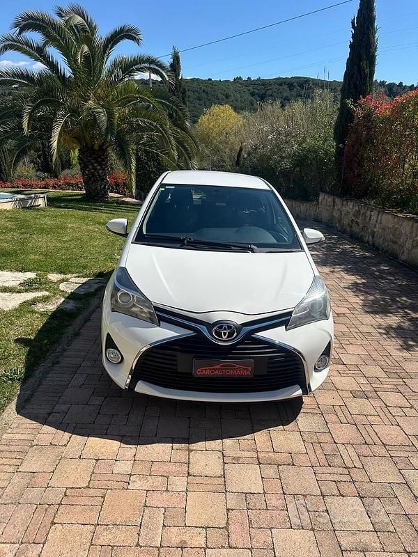 Usata Toyota Yaris Active 69 CV (50 kW) 2016 Bianco Berlina