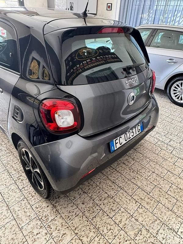 Usata Smart ForFour 71 CV (52 kW) 2016 Grigio Utilitaria