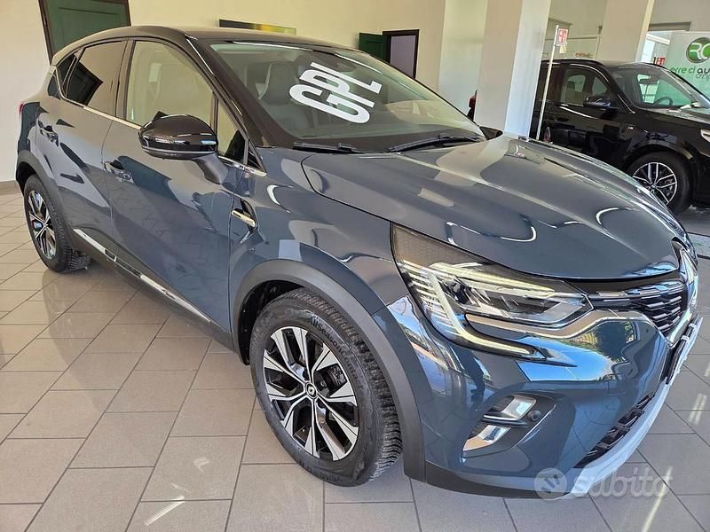 Usata Renault Captur Techno 101 CV (74 kW) 2023 Grigio SUV