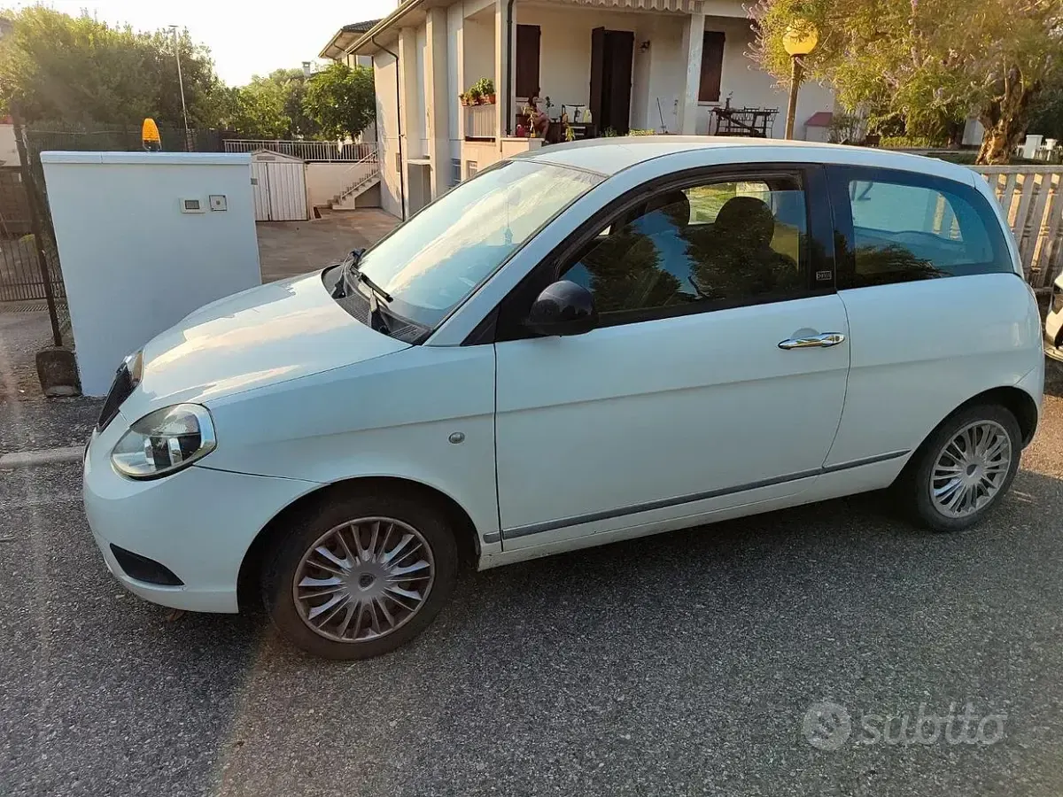 Usata Lancia Ypsilon 69 CV (50 kW) 2011 Bianco Utilitaria