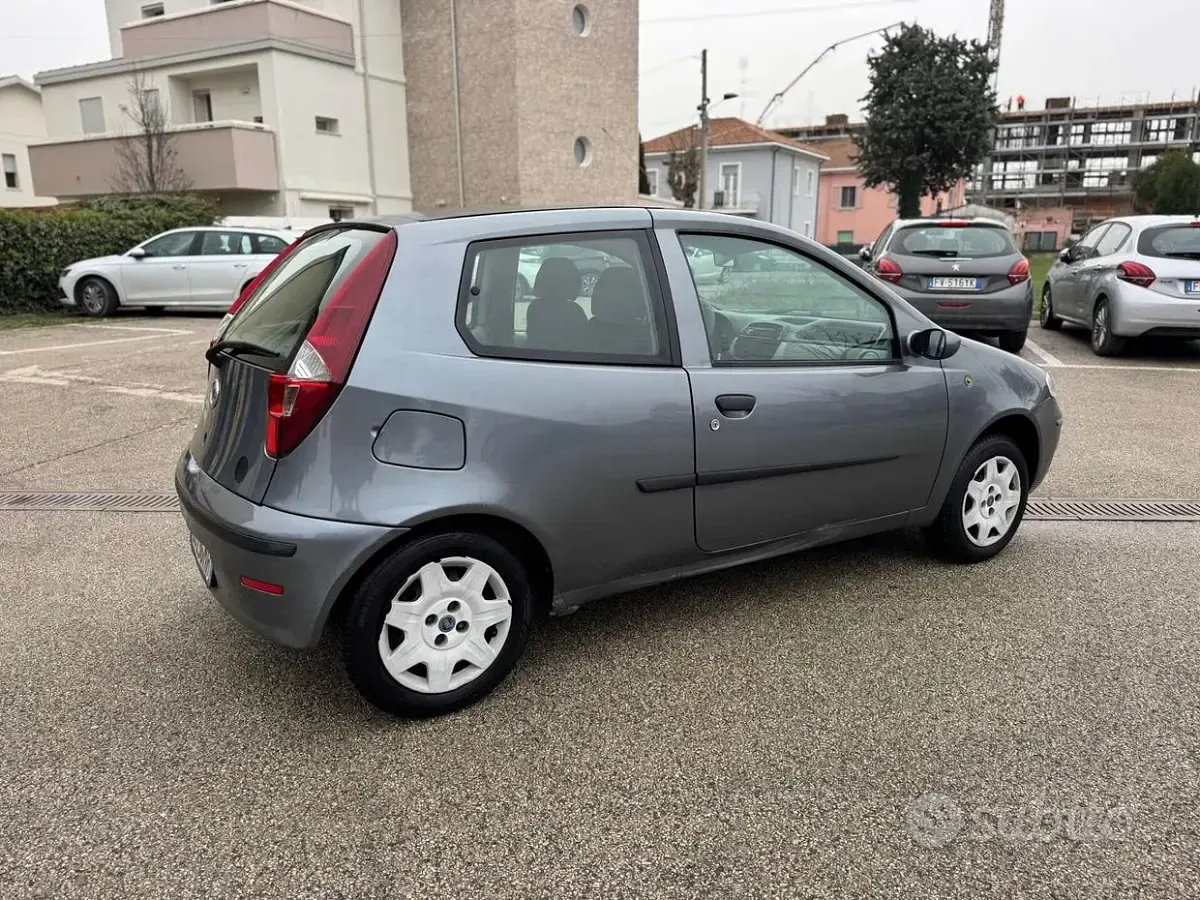 Usata Fiat Punto Emotion 80 CV (58 kW) 2003 Grigio Utilitaria