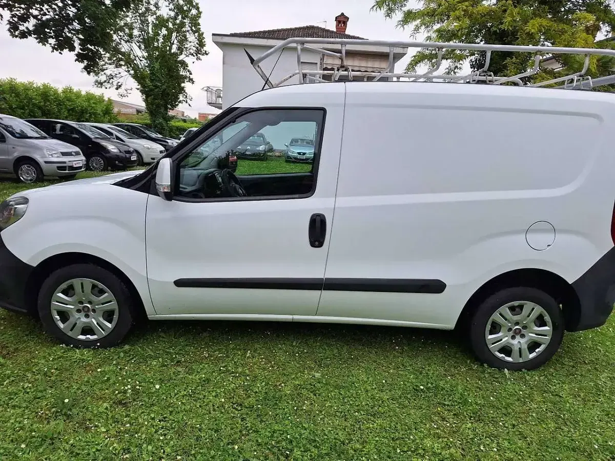 Usata Fiat Doblò Active 103 CV (75 kW) 2011 Bianco spino Monovolume