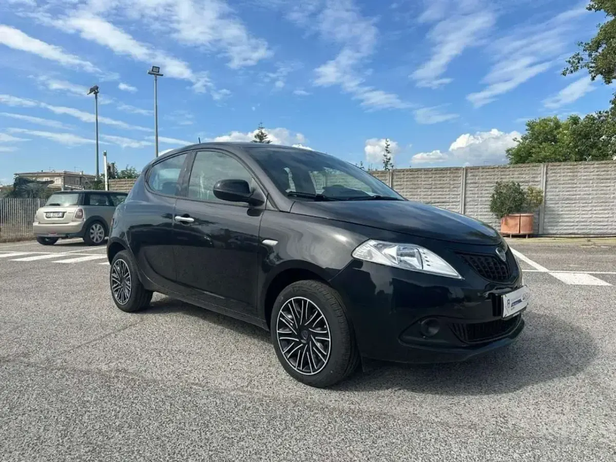 Usata Lancia Ypsilon Silver 69 CV (50 kW) 2024 Nero volcano Utilitaria
