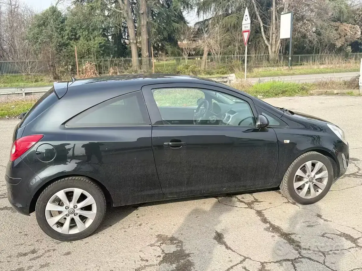 Usata Opel Corsa 86 CV (63 kW) 2012 Nero Utilitaria