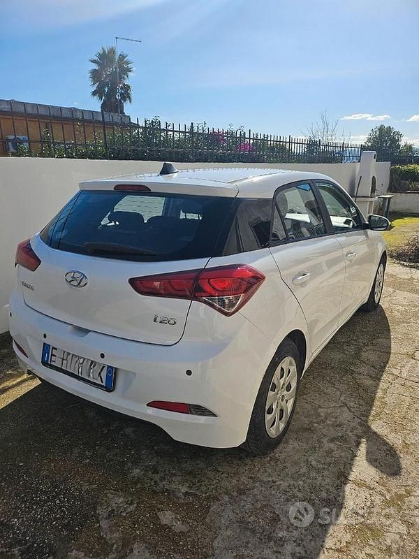 Usata Hyundai i20 75 CV (55 kW) 2017 Bianco Berlina