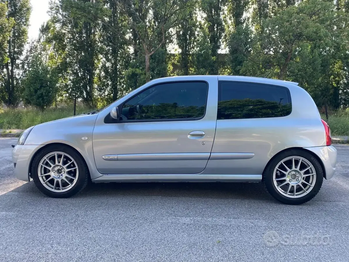 Usata Renault Clio II 179 CV (131 kW) 2004 Grigio Berlina