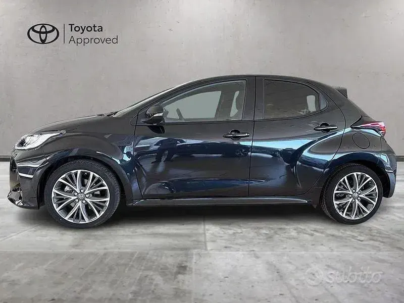 Usata Toyota Yaris Hybrid Lounge 131 CV (96 kW) 2024 Nero Berlina