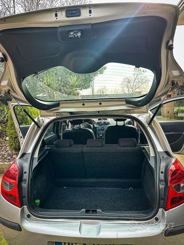 Usado Renault Clio II 82 CV (60 kW) 2008 Gris Utilitario