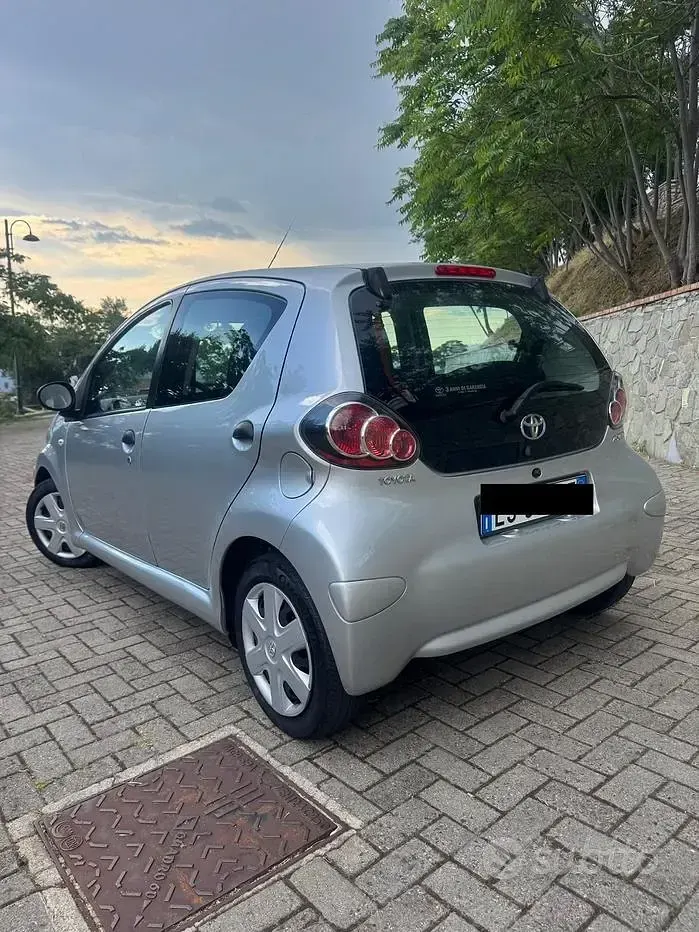 Usata Toyota Aygo 68 CV (50 kW) 2011 Grigio Utilitaria