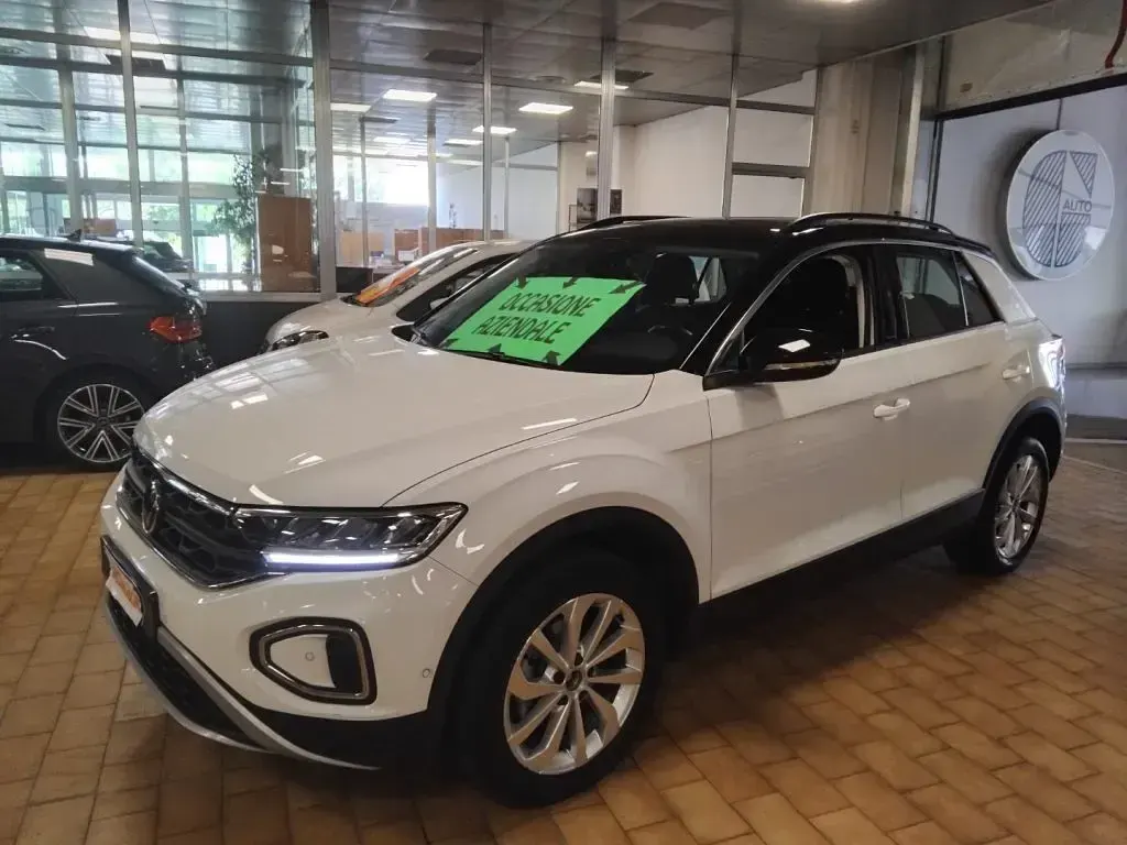 Usata VW T-Roc Life 110 CV (80 kW) 2024 Pure white/nero / pastello SUV