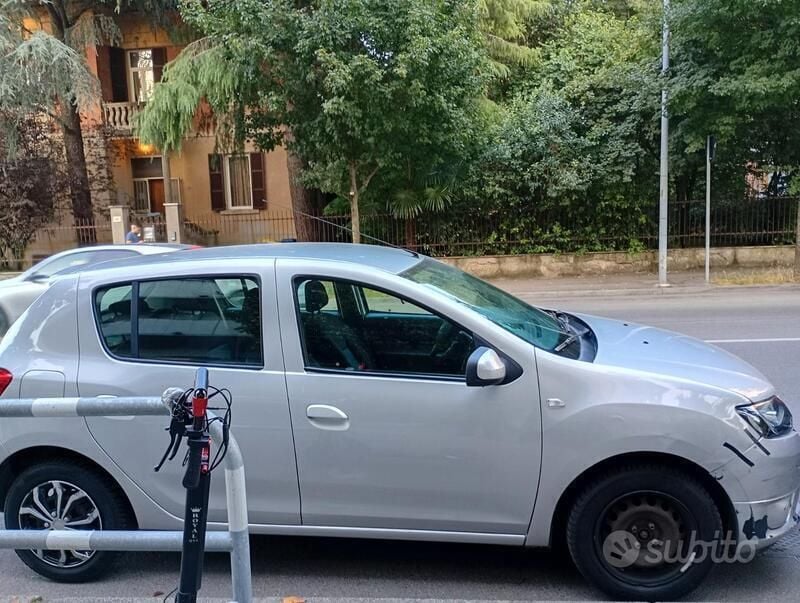 Usata 2013 Dacia Sandero Due volumi | 2100 € (Super prezzo) - Immagine 1/4