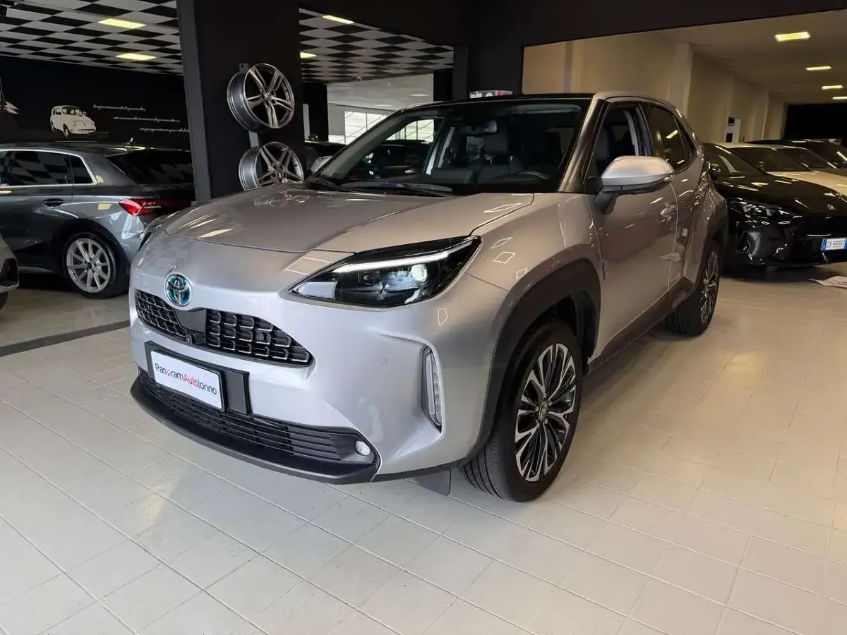 Usata Toyota Yaris Cross Lounge 92 CV (67 kW) 2021 Argento SUV