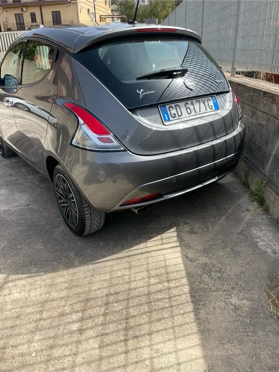 Usata Lancia Ypsilon Gold 69 CV (50 kW) 2020 Grigio