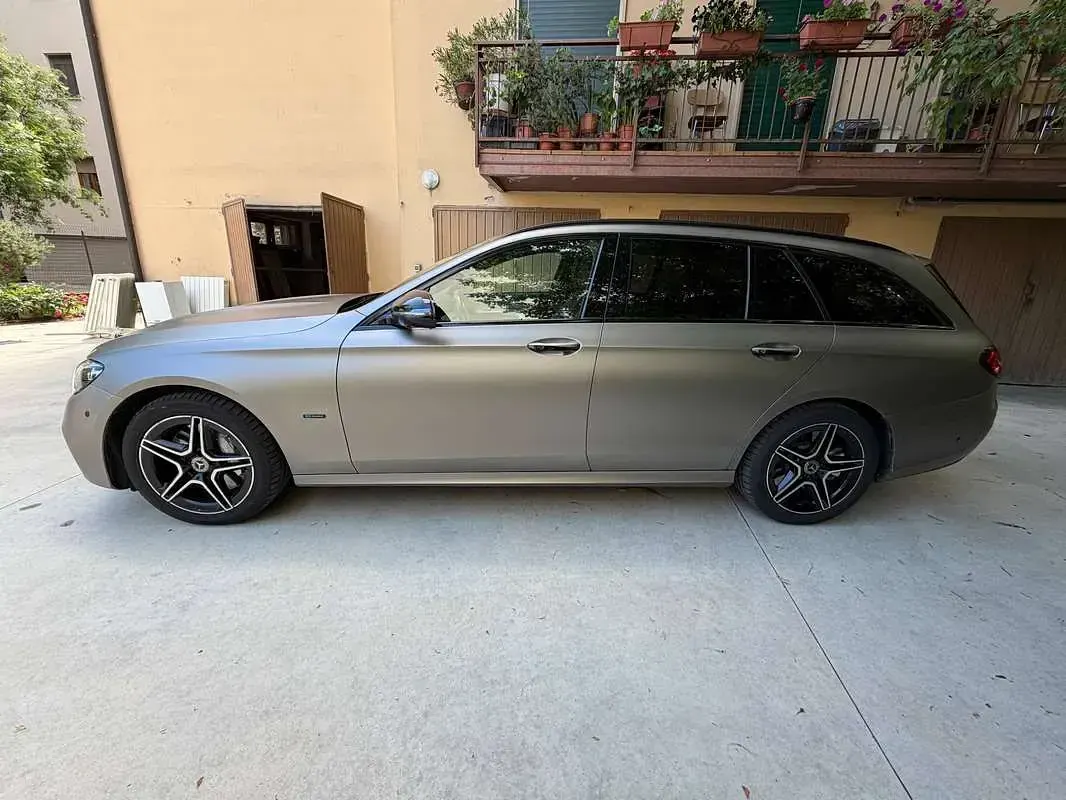 Usata Mercedes E300 Premium Plus 194 CV (142 kW) 2021 Oro Station wagon