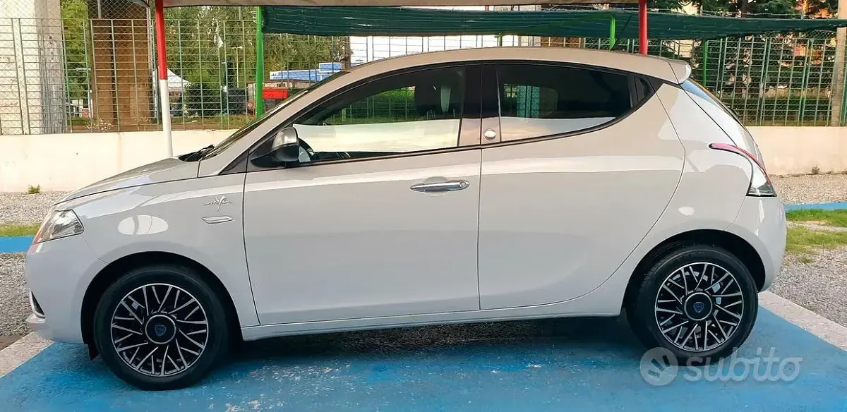 Usata Lancia Ypsilon 69 CV (50 kW) 2017 Grigio Utilitaria