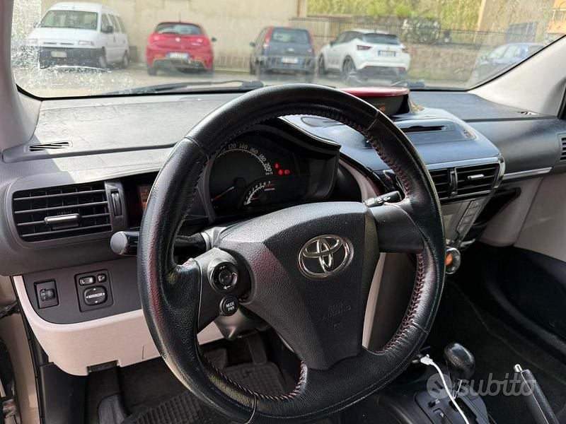 Usata Toyota iQ Executive 98 CV (72 kW) 2011 Grigio Utilitaria