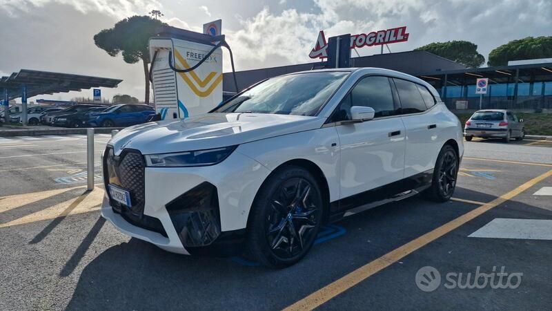 Bianco Usata 2022 BMW iX SUV | 75.000 € (Molto cara) - Immagine 1/4