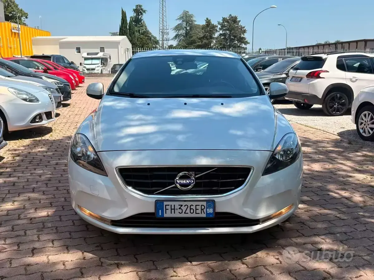 Usata Volvo V40 R-Design Momentum 120 CV (88 kW) 2017 Bianco Berlina