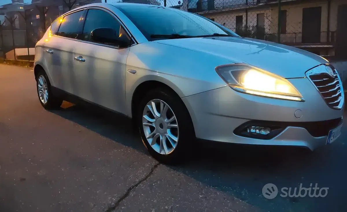 Usata Lancia Delta 120 CV (88 kW) 2011 Grigio Utilitaria