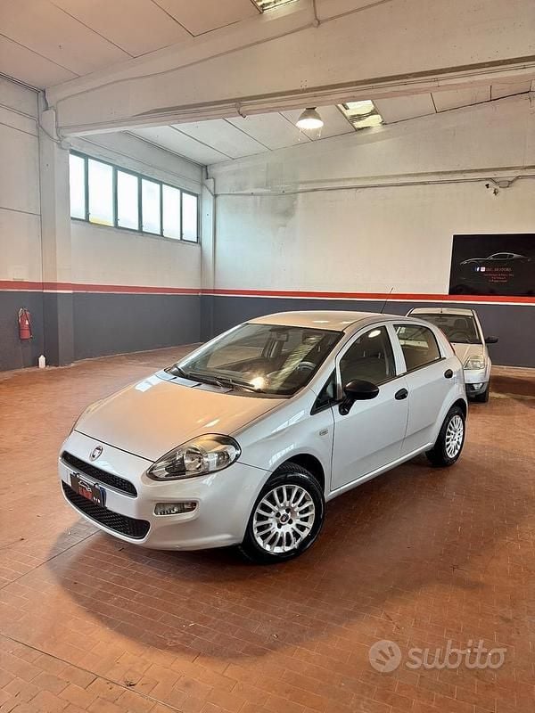 Grigio Usata 2018 Fiat Punto Street Tre volumi | 5990 € (Ottimo prezzo) - Immagine 1/4